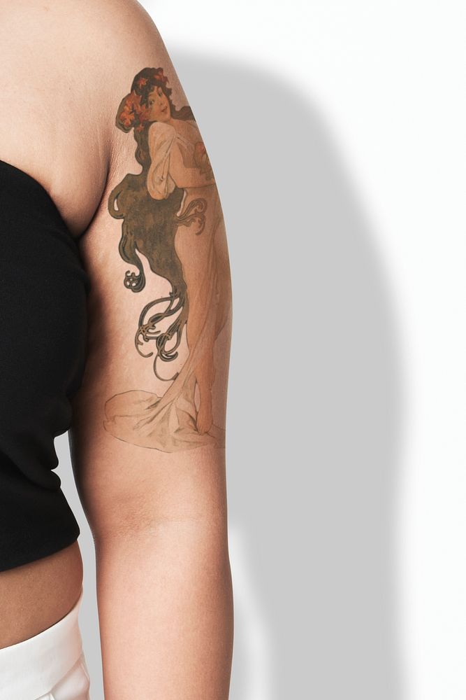 Psd curvy woman closeup with goddess arm tattoo mockup