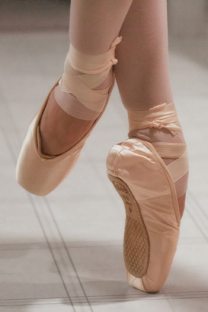 Free ballet on pointe image, public domain dance & hobby CC0 photo.