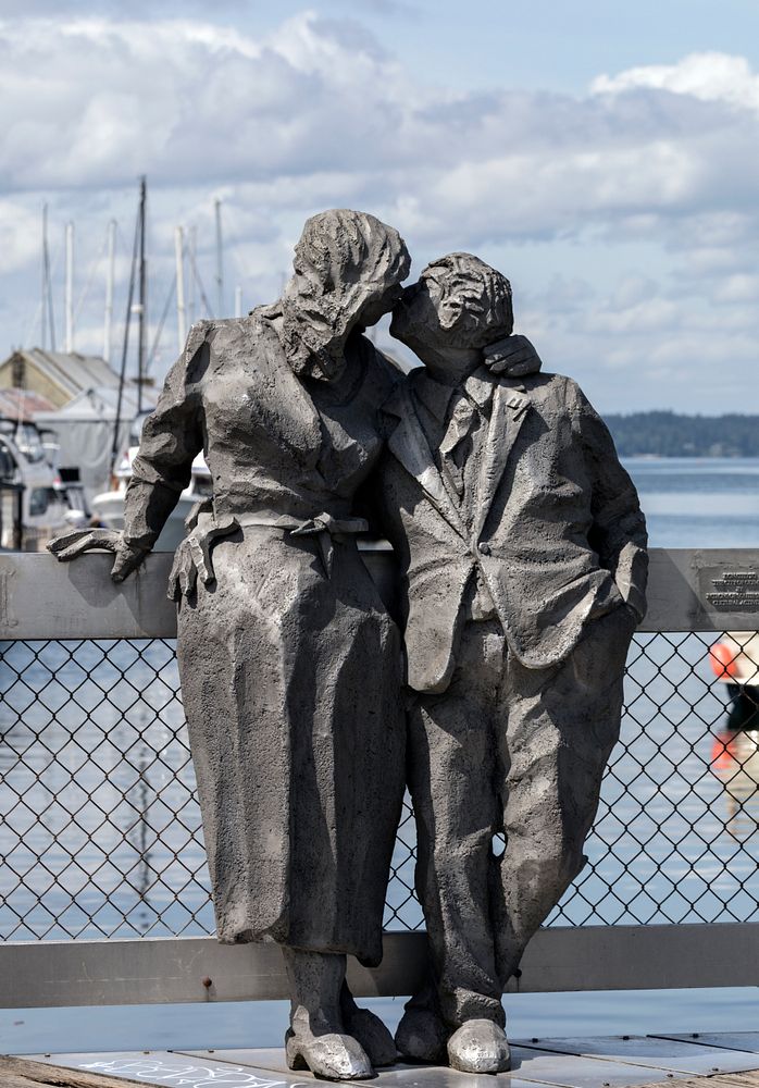 The Richard Beyer statue of the Kissing Couple on the harbor boardwalk in Olympia, Washington.