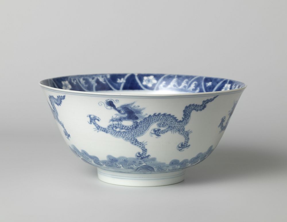 Bowl with dragons above waves (c. 1700 - c. 1724) by anonymous