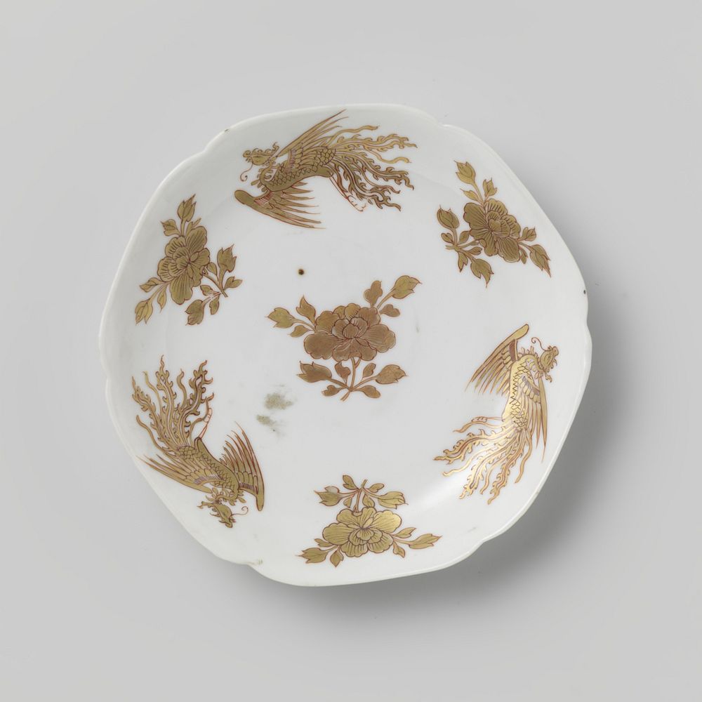 Saucer with flower sprays and feng huangs (c. 1700 - c. 1724) by anonymous