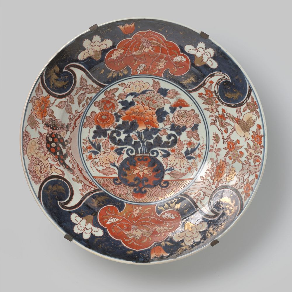 Dish with a flower vase, feng huangs, shishi and birds (c. 1875 - c. 1925) by anonymous