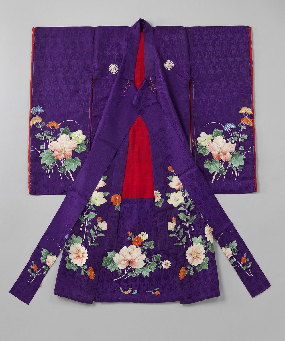 Meisjes miyamairi kimono met bloeiende herfstplanten (1900 - 1920) by anonymous