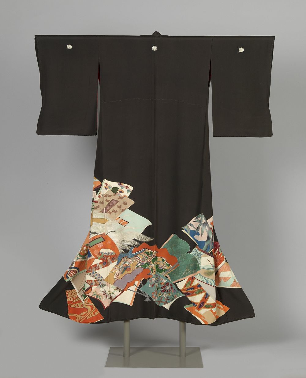 Woman’s kimono for official events (1920 - 1940) by anonymous