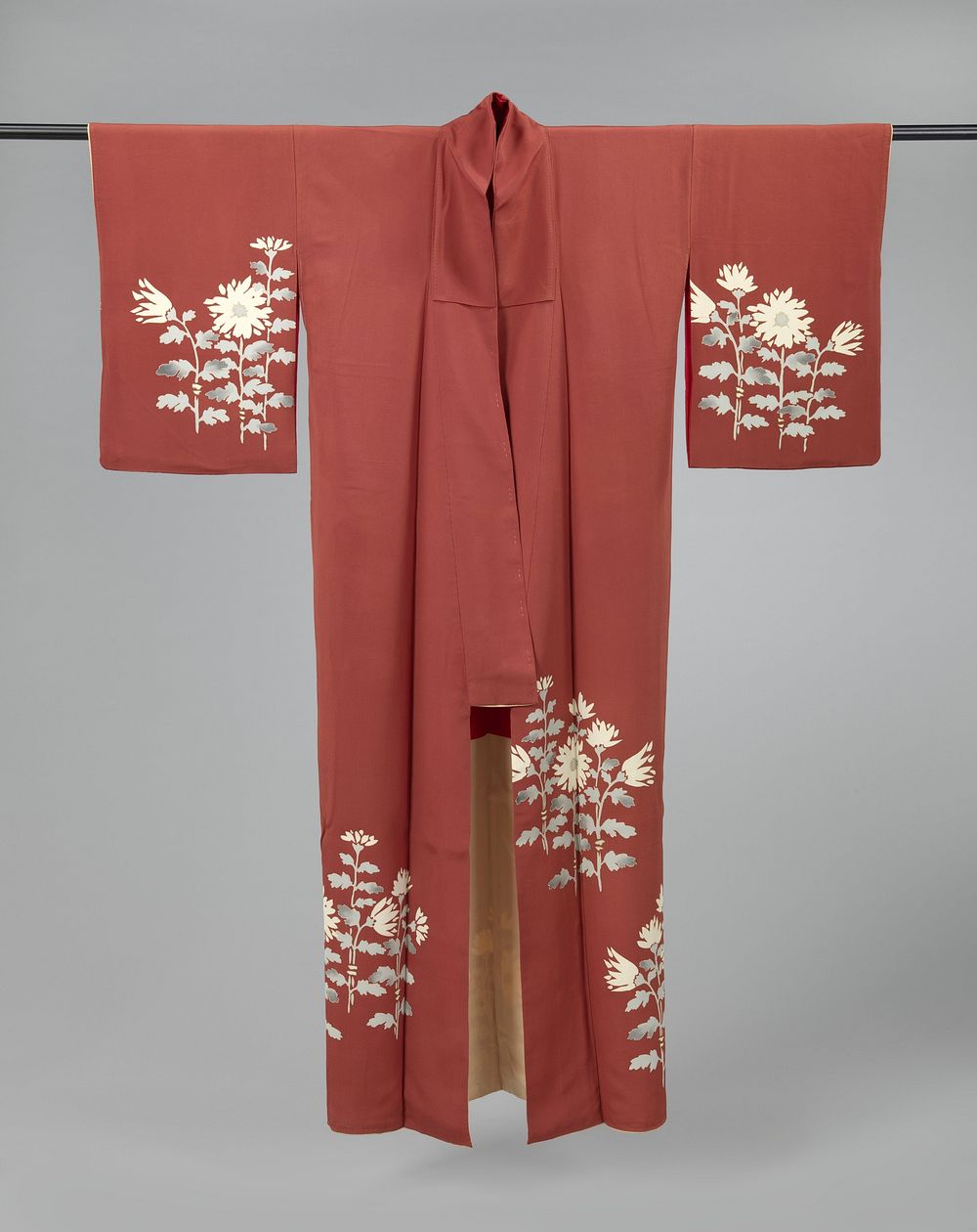 Women’s kimono decorated with chrysanthemums (1920 - 1940) by anonymous