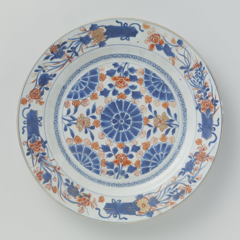 Dish with stylized flower heads, flower sprays and bouquets (c. 1700 - c. 1724) by anonymous