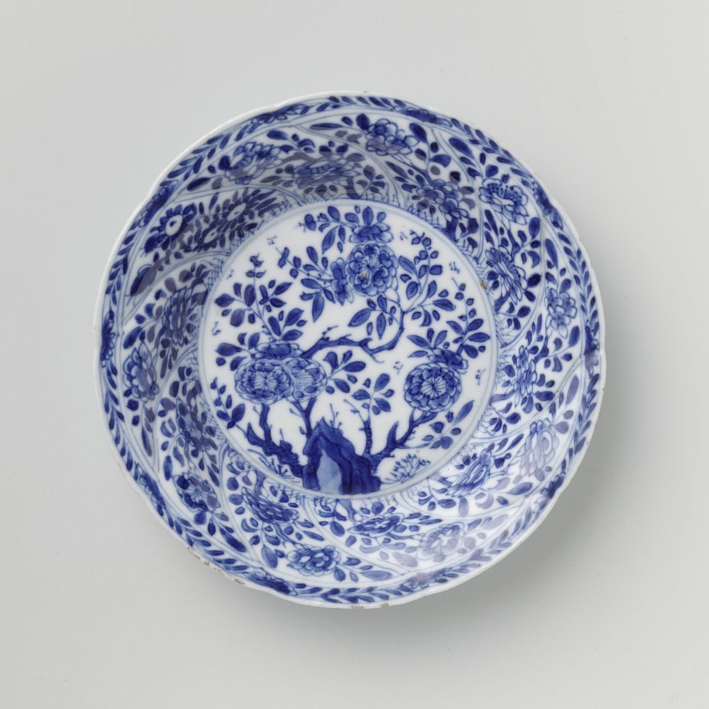 Saucer with twisted panels and flower sprays (c. 1680 - c. 1720) by anonymous