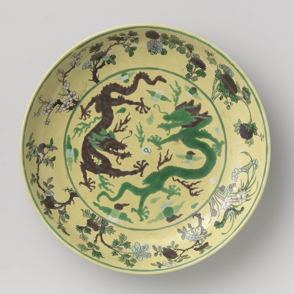 Saucer-dish with pearl chasing dragons against a yellow ground (c. 1850 - c. 1900) by anonymous