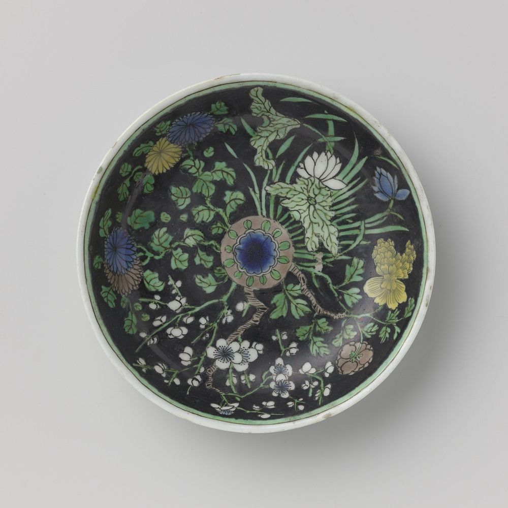 Saucer with flowering plants on a black ground (c. 1700 - c. 1724) by anonymous