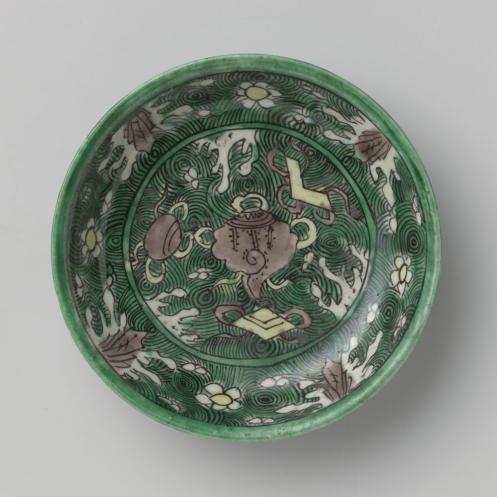 Saucer with precious objects on a green ground with cloud motifs (c. 1675 - c. 1699) by anonymous