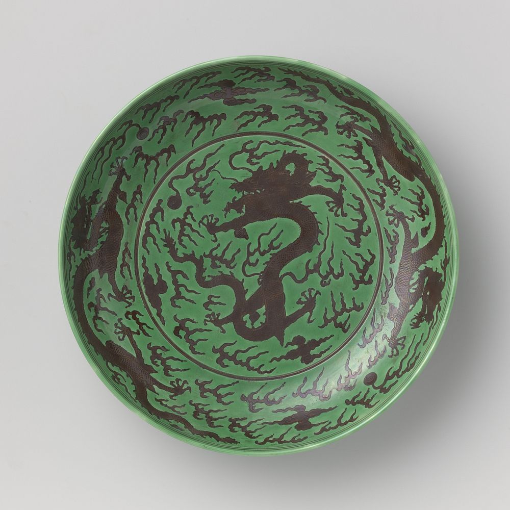 Saucer-dish with pearl chasing dragons against a green ground (c. 1875 - c. 1899) by anonymous