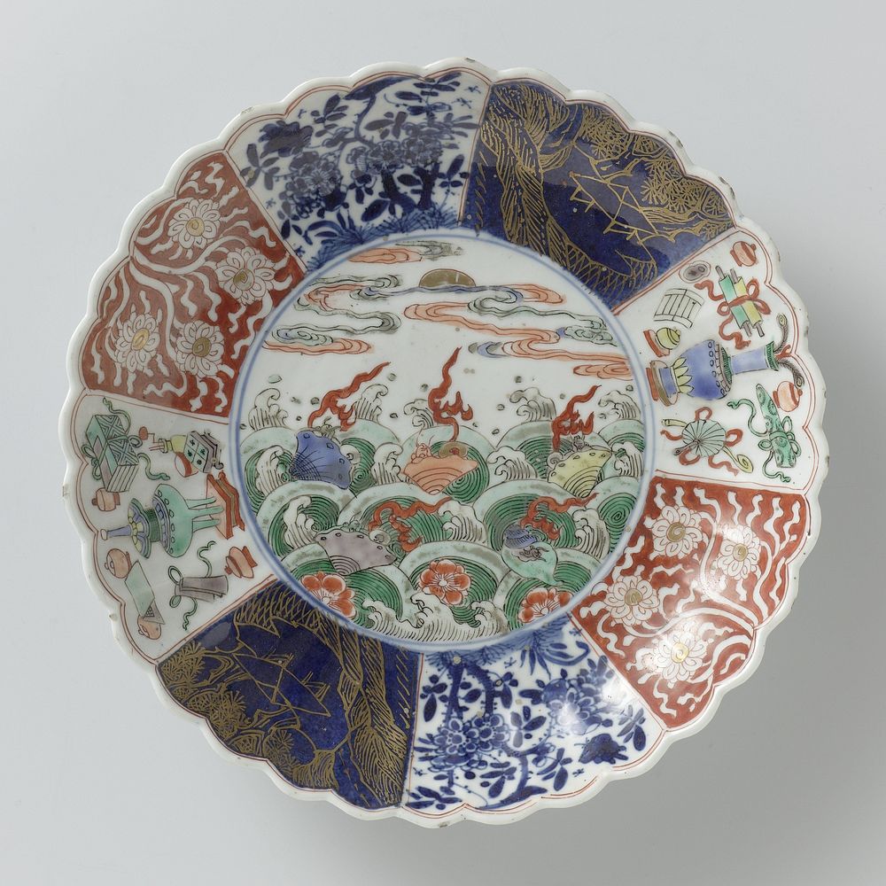 Saucer-dish with fluted sides and flowers and shellfish above waves (c. 1700 - c. 1724) by anonymous