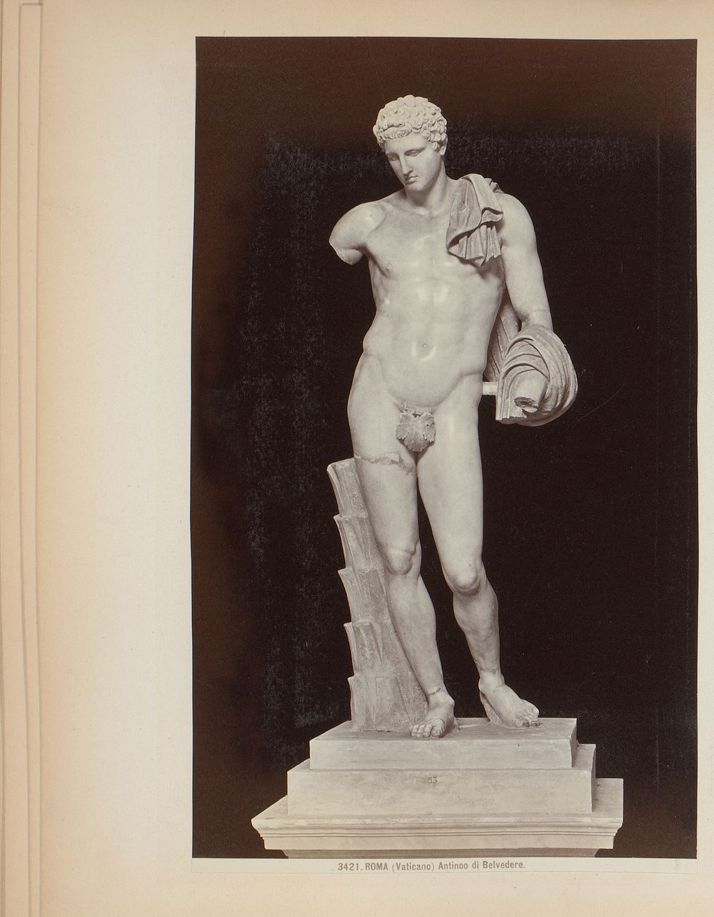 Sculptuur van Hermes van Belvedere in de Vaticaanse Musea te Rome, Italië (1870 - 1881) by Giacomo Brogi and anonymous