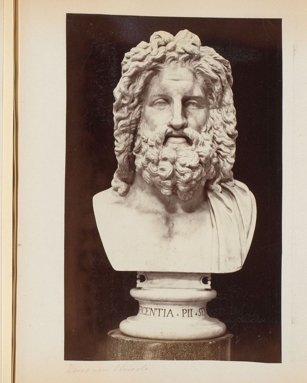 Sculptuur van Zeus of Jupiter van Otricoli in de Vaticaanse Musea te Rome, Italië (1870 - 1890) by anonymous and anonymous
