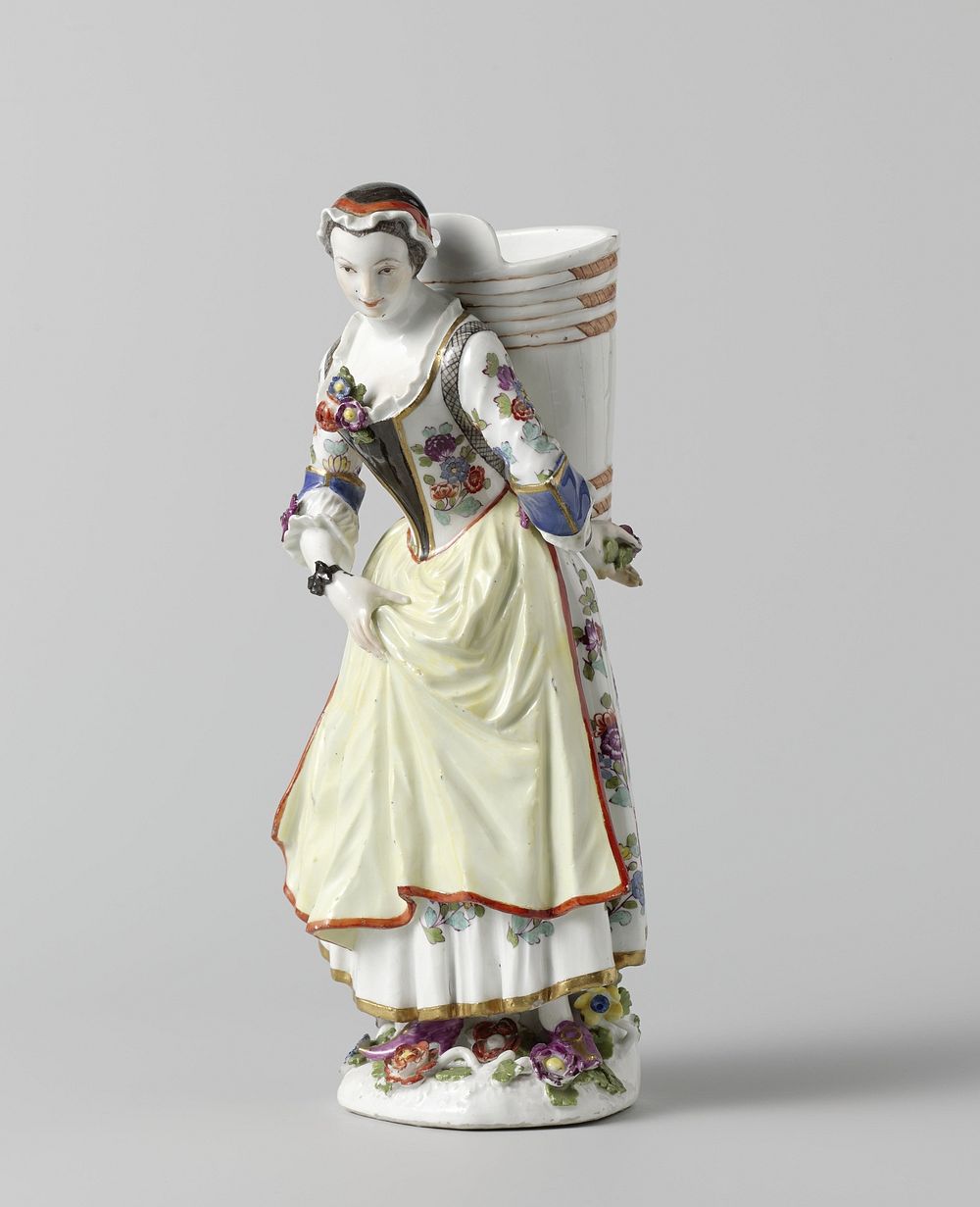 Vrouw met een mand op haar rug (c. 1740 - c. 1744) by Meissener Porzellan Manufaktur and Johann Joachim Kändler