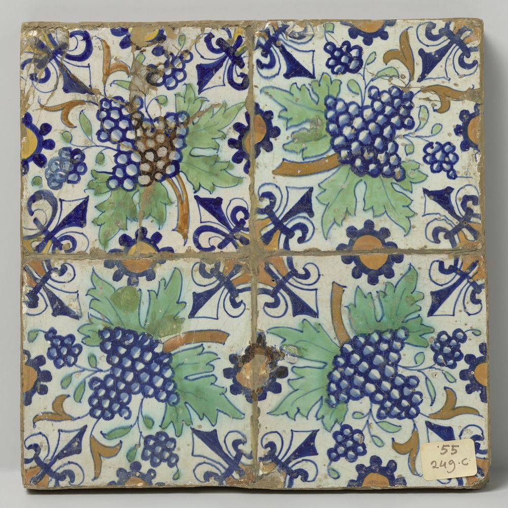 Veld van vier tegels met druiventrossen (c. 1600 - c. 1625) by anonymous