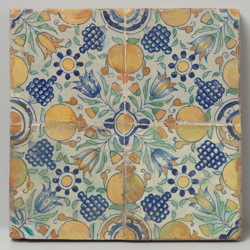 Veld van vier tegels die samen één rozet vormen waaromheen tulpen, granaatappels en druiventrossen (c. 1600 - c. 1625) by…