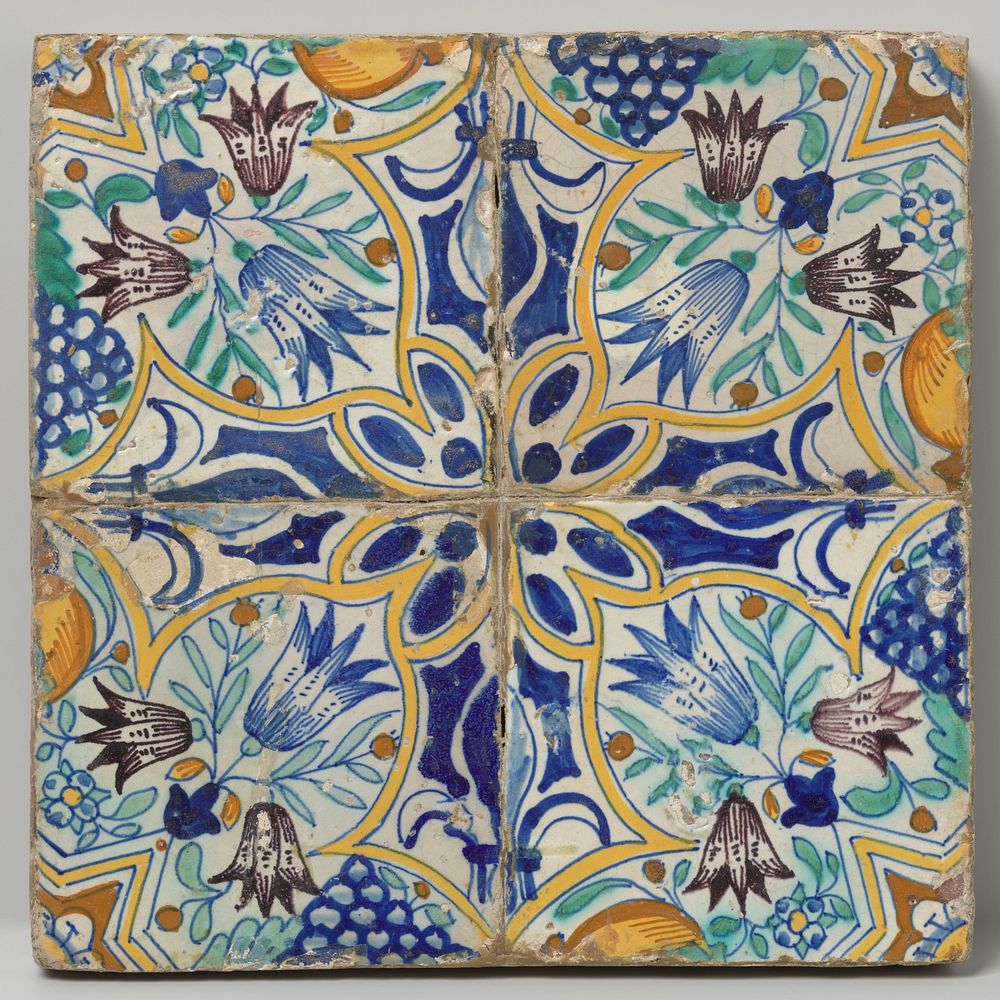 Vier tegels die samen een ster vormen omgeven door lelies, tulpen, druiventrossen en granaatappels (c. 1600 - c. 1625) by…