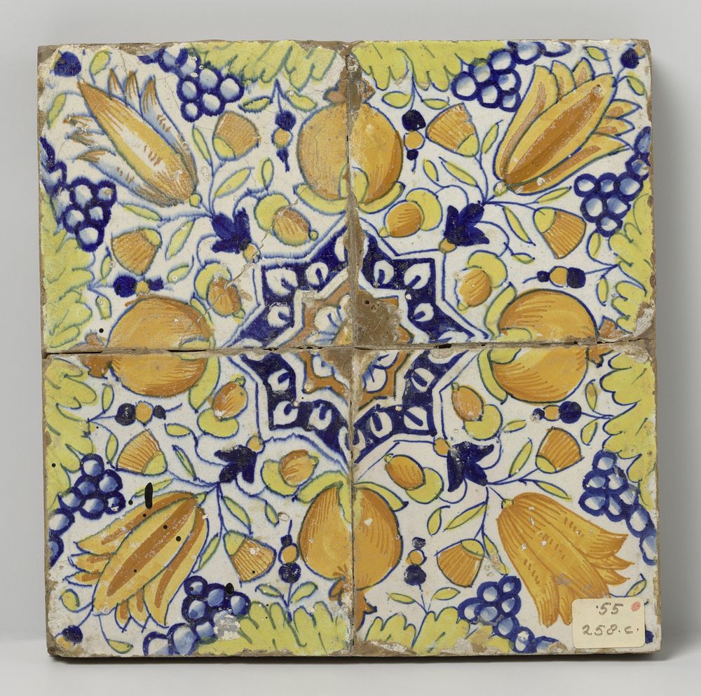 Veld van vier tegels met patroon van druiventrossen, granaatappels, tulpen en sterren (c. 1600 - c. 1625) by anonymous