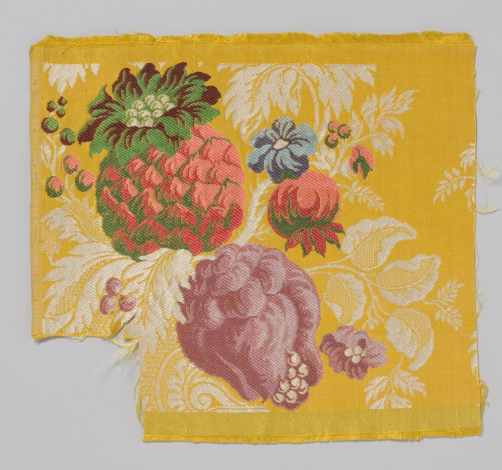 Fragment zijdeweefsel met patroon van rode ananas en paarse vrucht op gele grond (c. 1725 - c. 1735) by anonymous