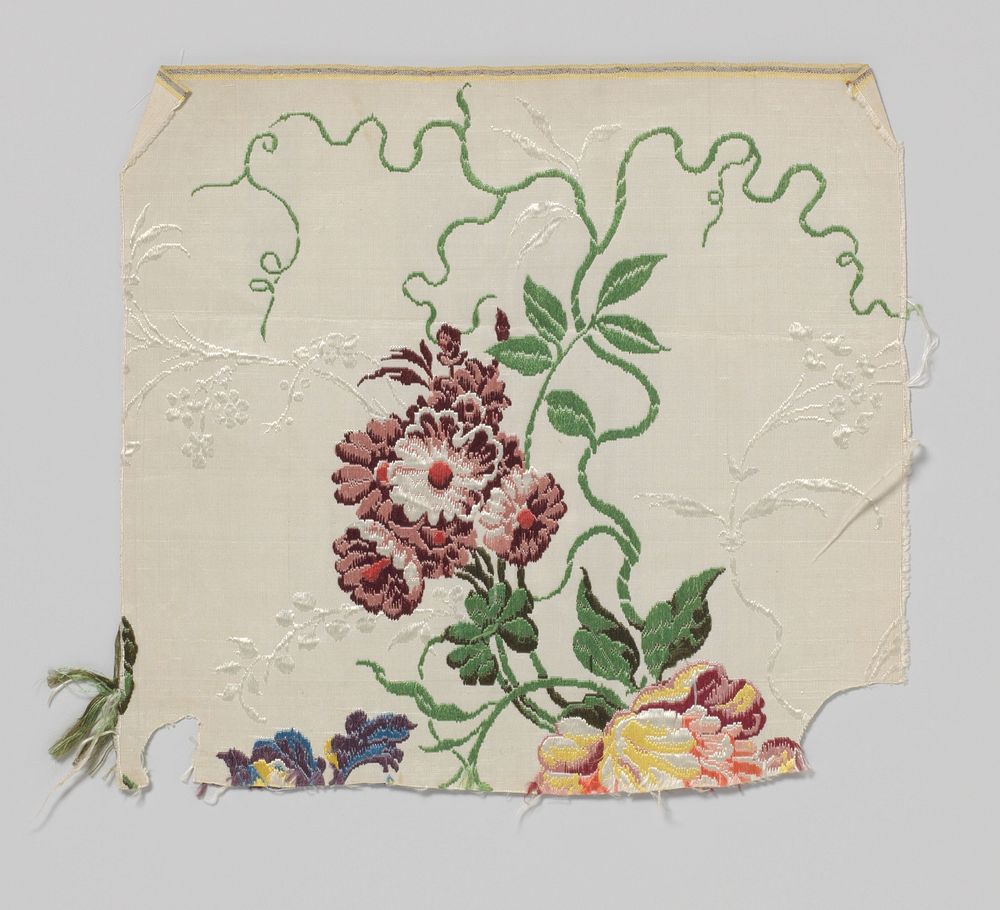 Fragment van zijdeweefsel met op fond van Gros de Tours een patroon van takken met boeket in rood op witte grond (1740 -…