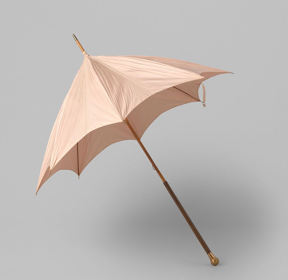 Parasol met dek van effen roze zijde op een bamboestok met houten handvat waaraan een koperen bolle knop  met motief van…