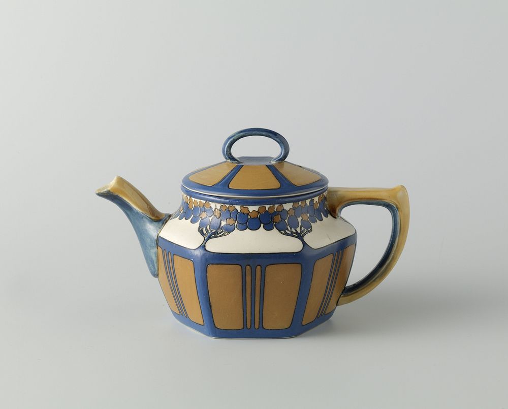 Theepot, behorende bij een theeservies van chromolith steengoed, versierd in blauw en geelbruin (c. 1911 - c. 1912) by…