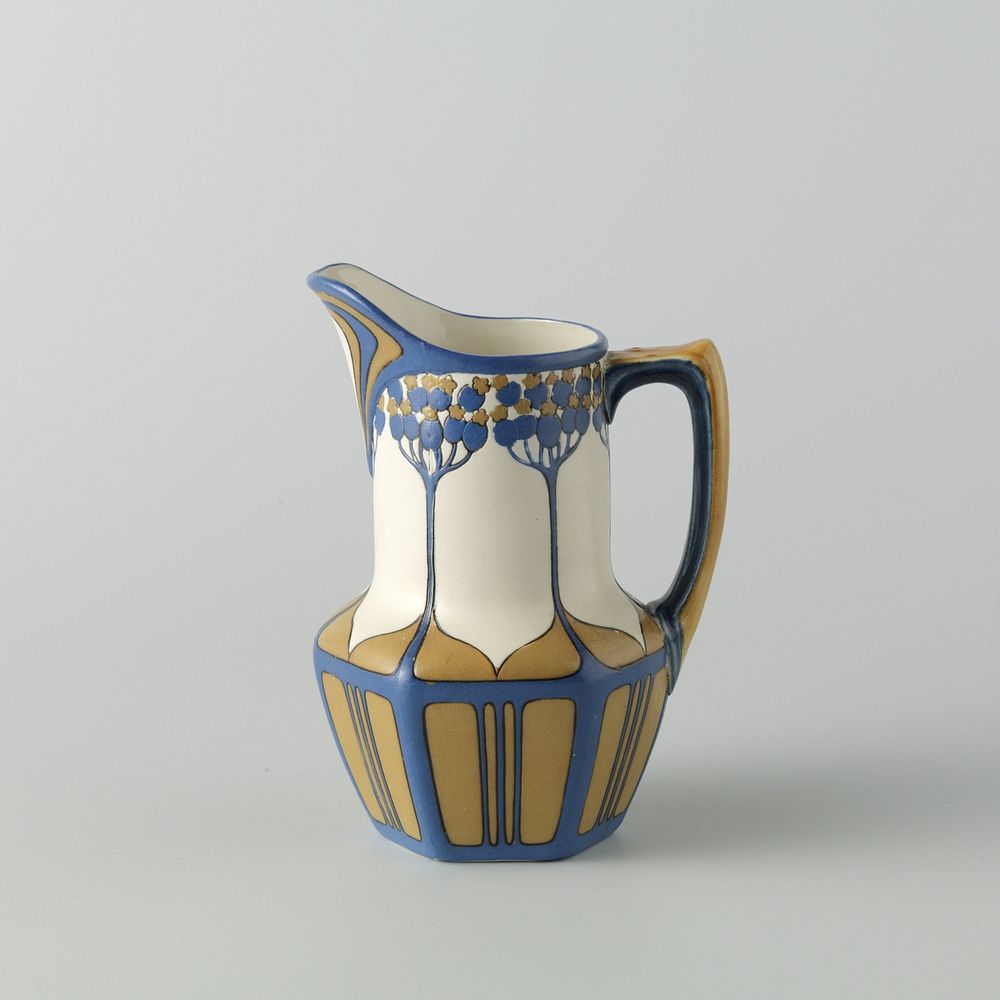 Melkkan, behorende bij een theeservies van chromolith steengoed, versierd in blauw en geelbruin (c. 1911 - c. 1912) by…