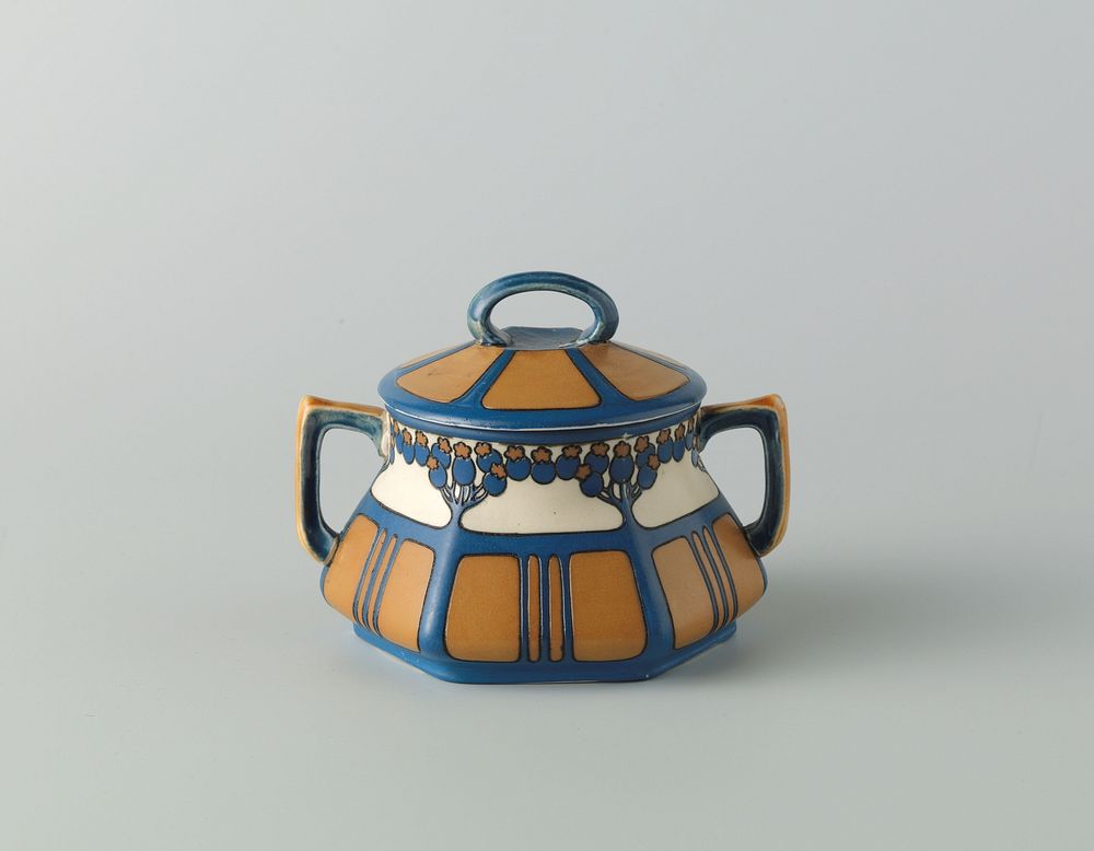 Deksel van suikerpot, behorende bij een theeservies van chromolith steengoed, versierd in blauw en geelbruin (c. 1911 - c.…