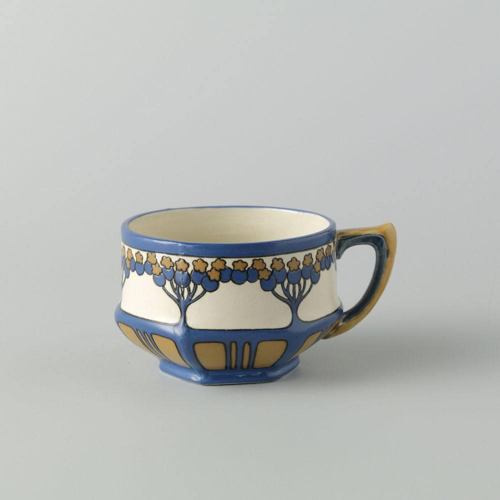 Kop, behorende bij een theeservies van chromolith steengoed, versierd in blauw en geelbruin (c. 1911 - c. 1912) by Villeroy…