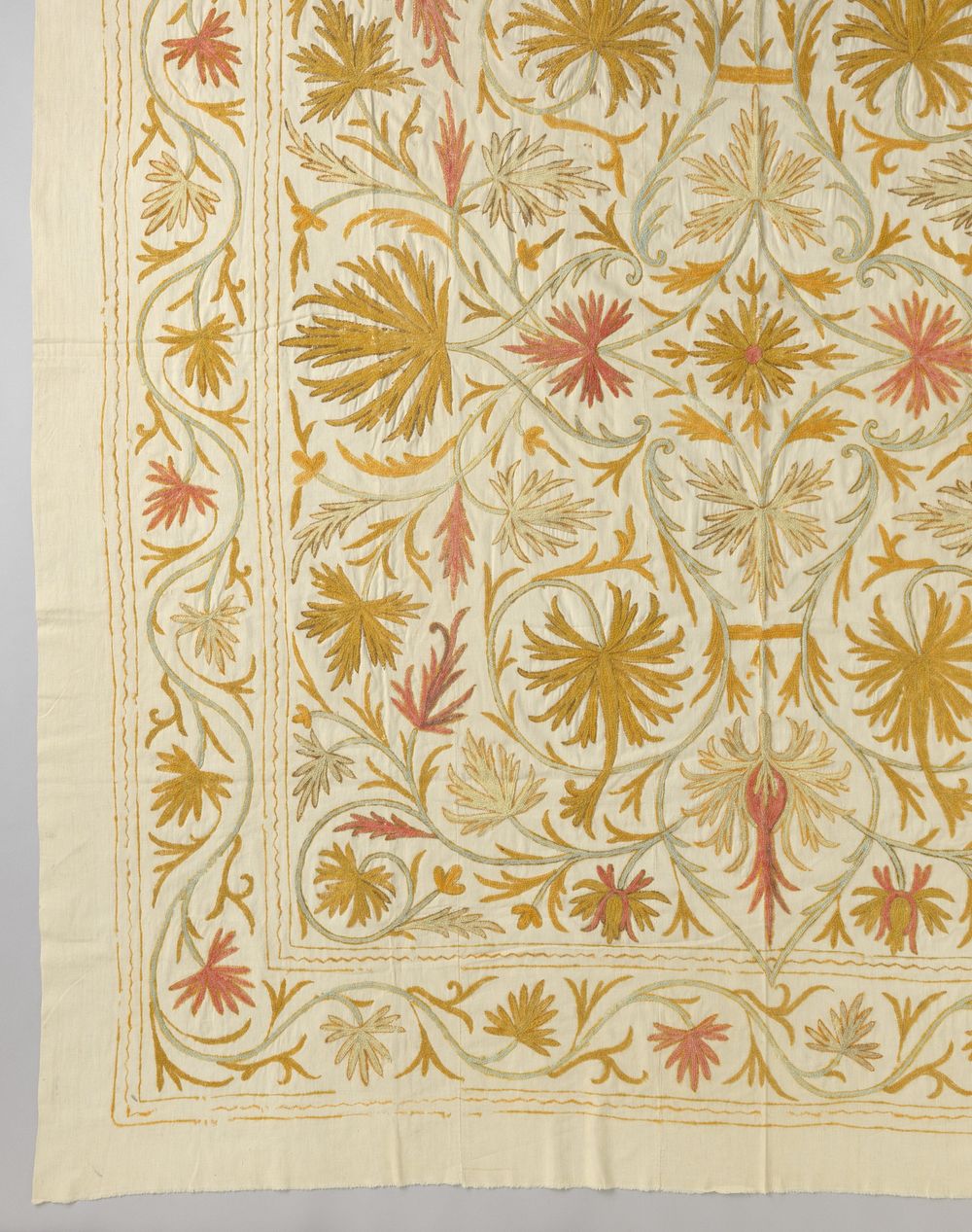 Sprei van oosterse textiel met borduurwerk (c. 1875 - c. 1890) by anonymous