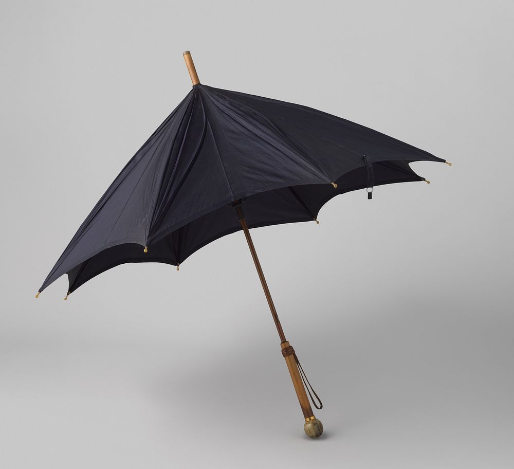 Paraplu met donkerblauw effen zijden dek met houten stok, waaraan een leren bruine draagriem en bolronde hoornen knop (c.…
