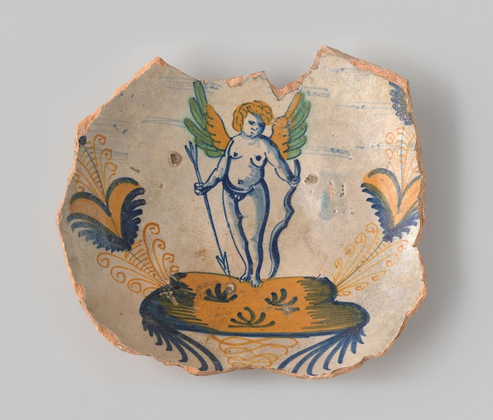 Fragment in de vorm van een bodem van een schotel, beschilderd met een putto tussen twee aigretten (c. 1600 - c. 1650) by…