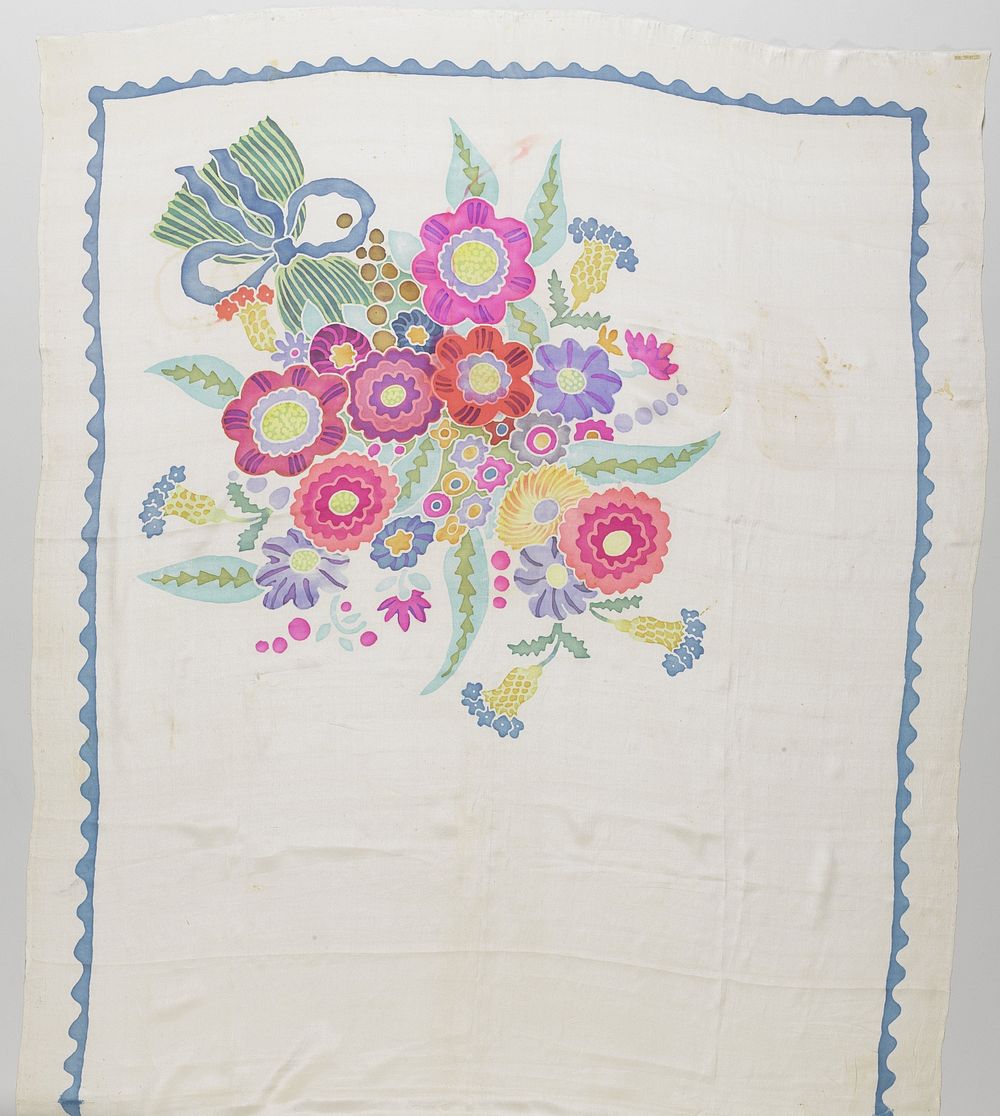 Sjaal van crêpe de Chine met een wit fond, waarop aan weerskanten een veelkleurig patroon van bloemen (c. 1910 - c. 1914) by…