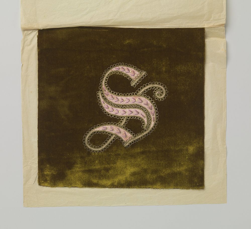 Groen fluweel met letter S geborduurd in roze zijde en gouddraad met pailletten (c. 1890 - c. 1900) by Geesje Smid