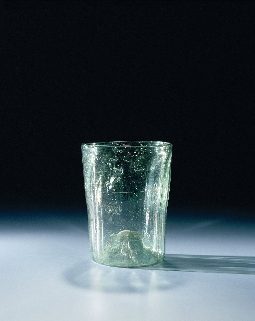 Beker van helder groen glas met veel luchtbellen en met verticale ribben (c. 1450 - c. 1550) by anonymous