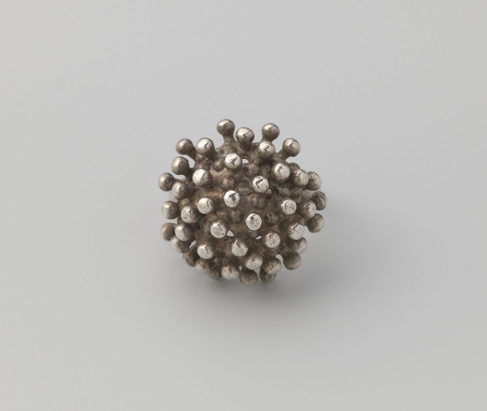 Tienerring met bolle knop met uitsteeksels, 'egelring' (c. 1960 - c. 1970) by anonymous