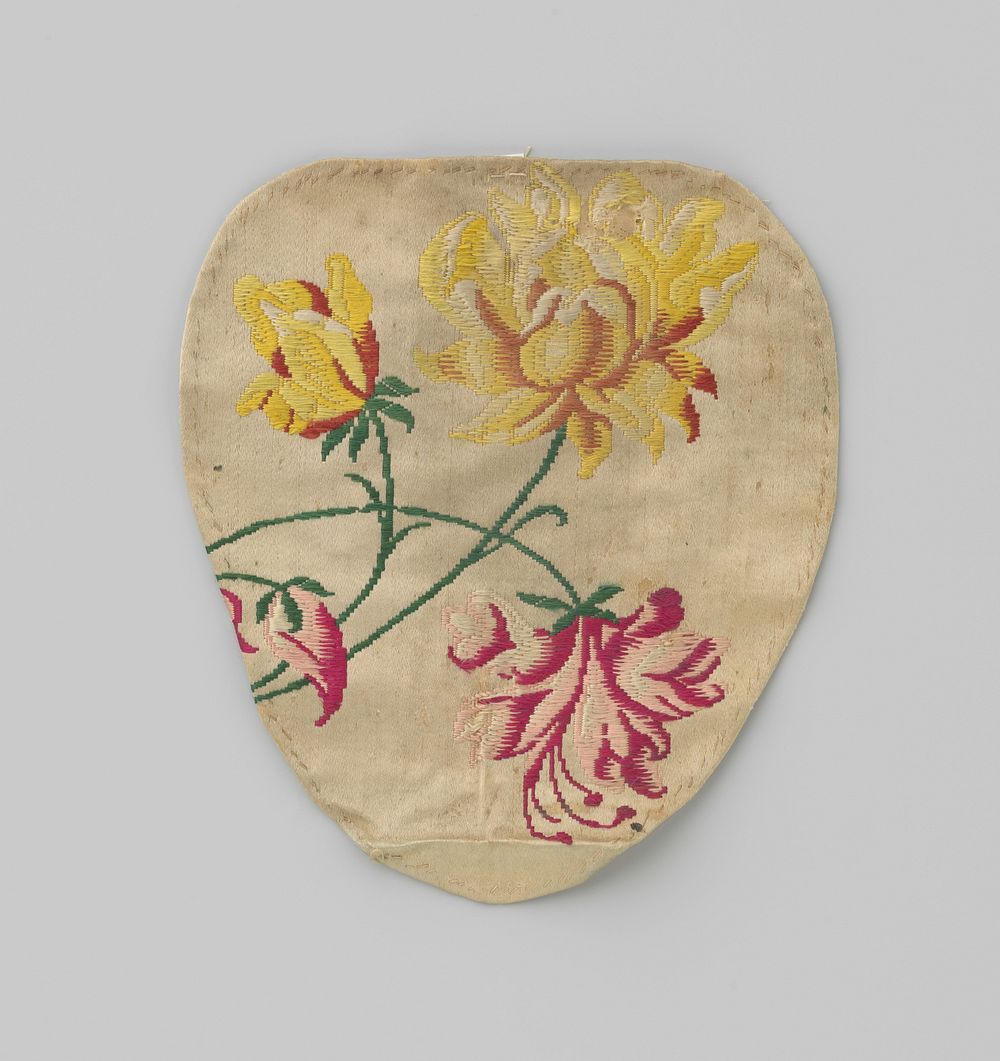 Ovaal fragment met geborduurde bloemen (c. 1850 - c. 1920) by anonymous