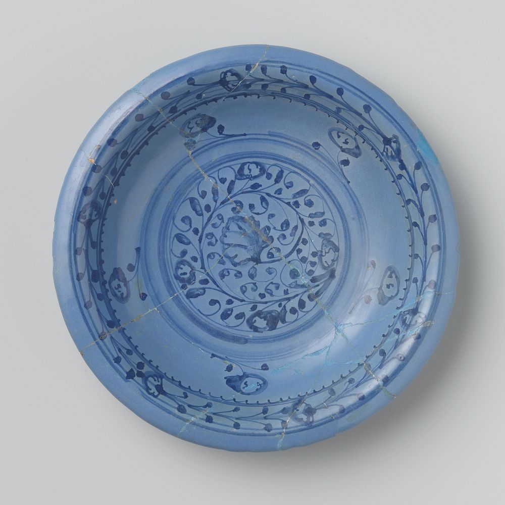 Blauwe majolica schaal (c. 1400 - c. 1950) by anonymous