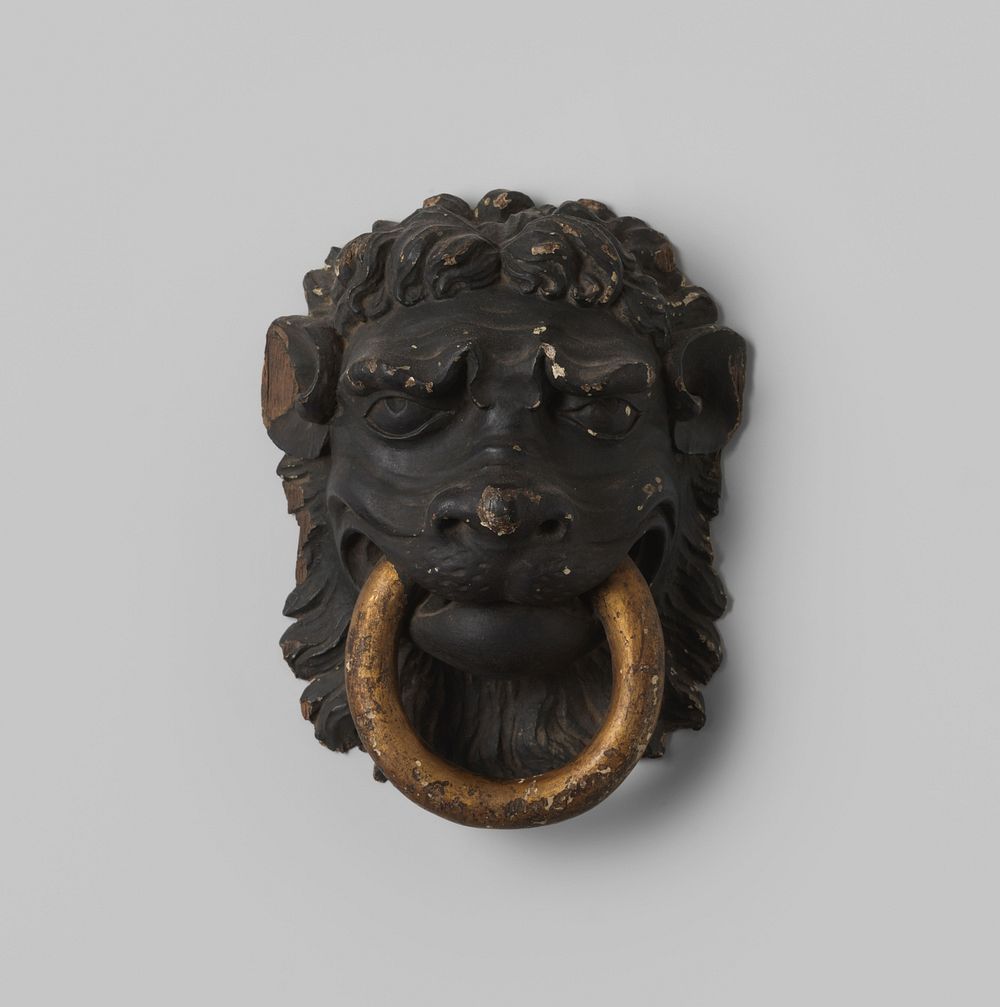 Deurklopper in de vorm van een leeuwenkop van hout met een vergulde ring in zijn bek (1600 - 1699) by anonymous and anonymous