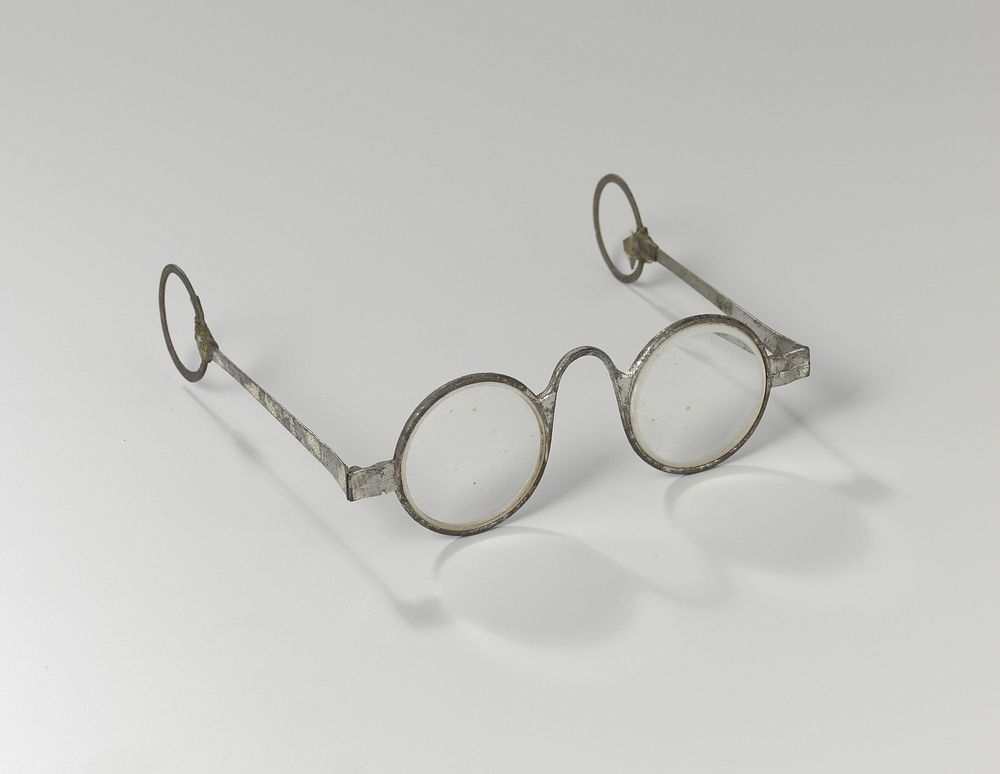 Bril met montuur van ijzer met benen eindigend in ringen, met ronde geslepen glazen (c. 1700 - c. 1800) by anonymous