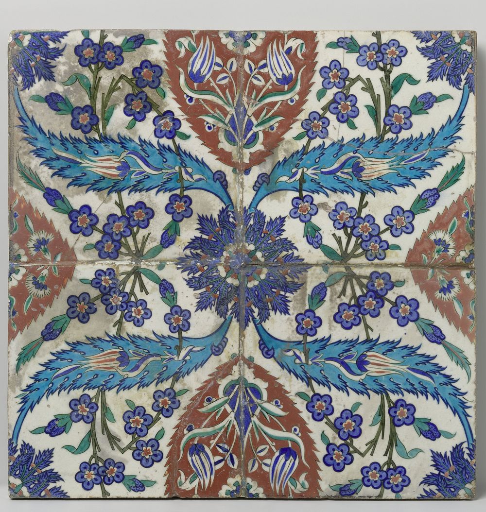 Tegeltableau van vier met een samenhangend patroon van palmetten, bladvormen en bloemen versierde tegels (c. 1500 - c. 1600)…