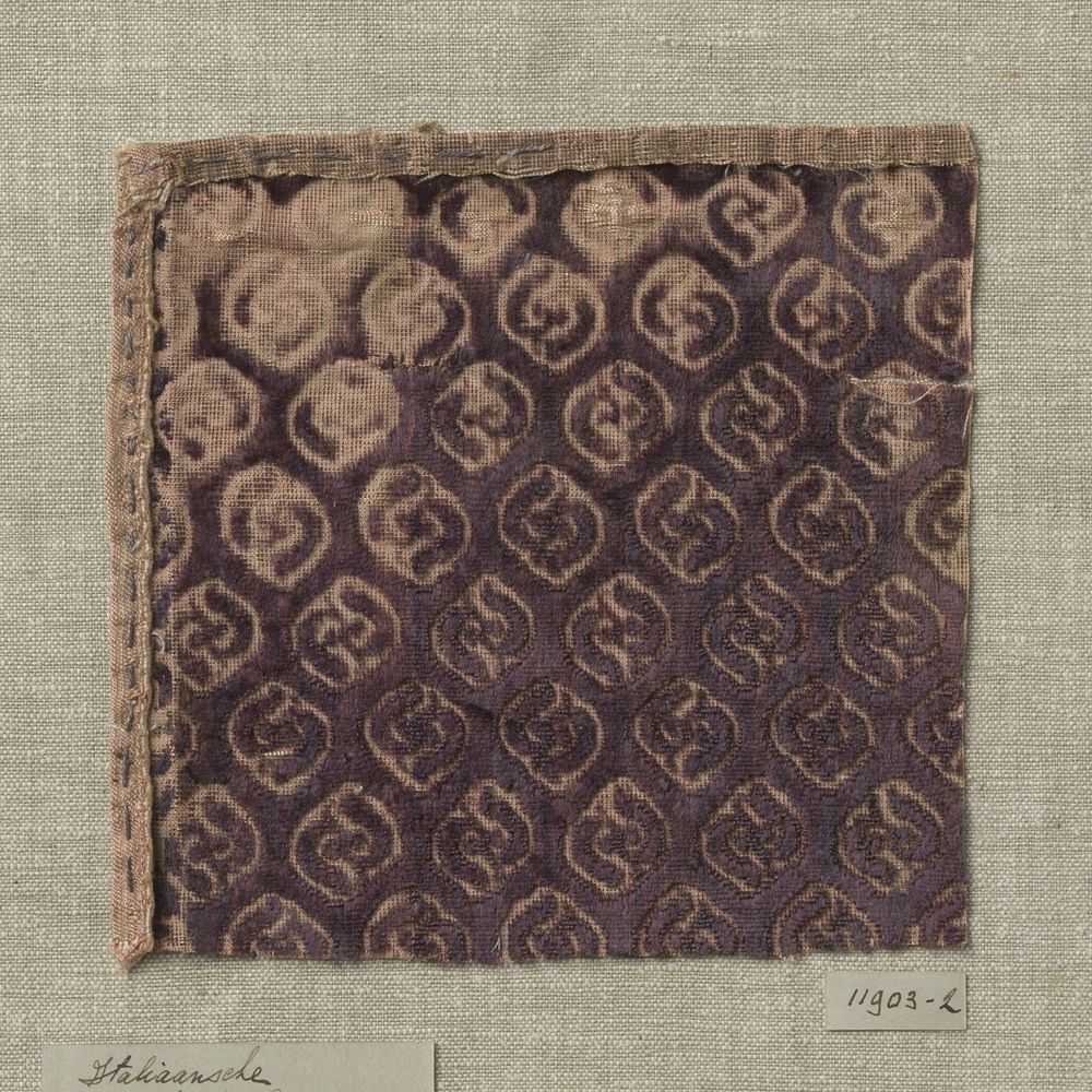 Fragment ciseléfluweel in paars met doorlopend patroon van ruiten gevuld met S-vormige voluut (c. 1500 - c. 1599) by…