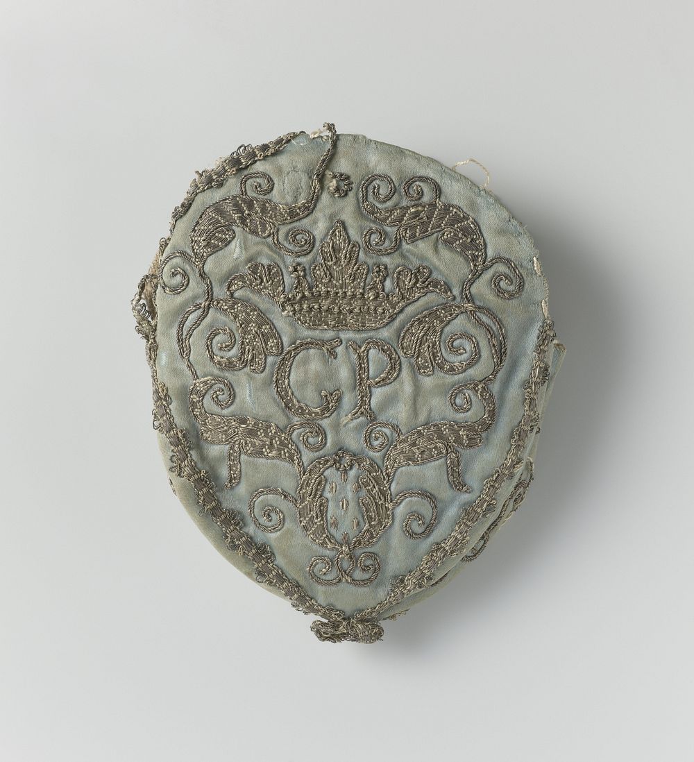 Tas van lichtblauwe zijde, met zilverdraad geborduurd, letters C P waarboven een kroon, omgeven door ornamenten (c. 1700 -…