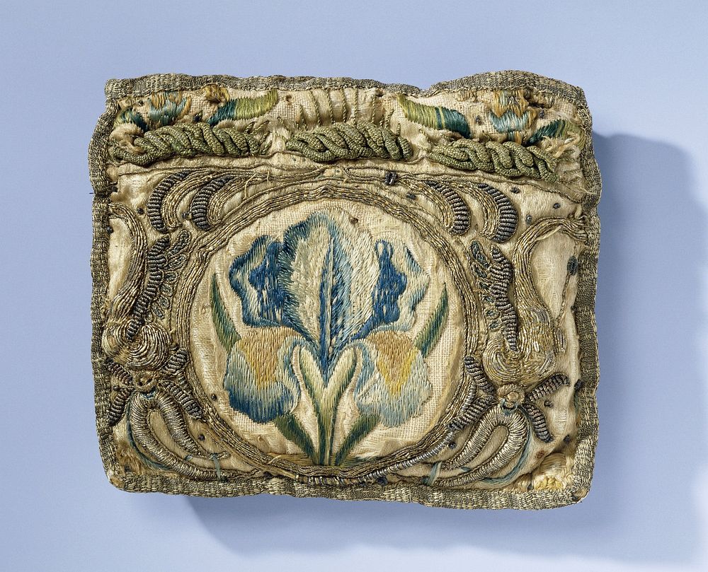 Beurs van gele zijde, geborduurd met iris in veelkleurige vloszijde en ornamenten in gouddraad (c. 1675 - c. 1700) by…