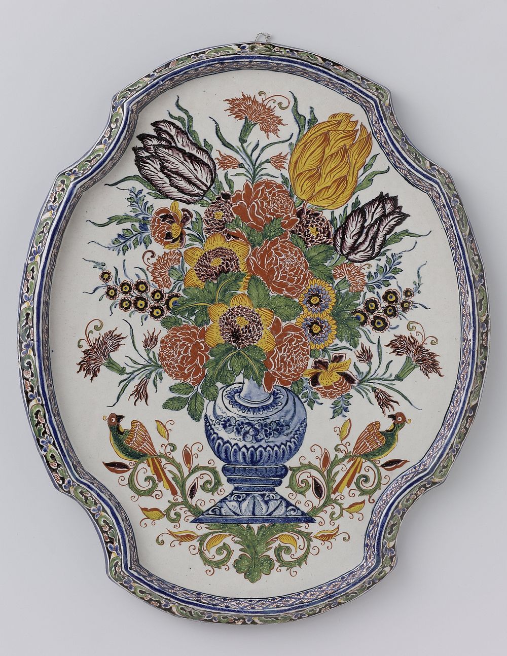 Ovale plaque met uitgeschulpte rand veelkleurig beschilderd met een vaas met bloemen (c. 1720 - c. 1760) by anonymous