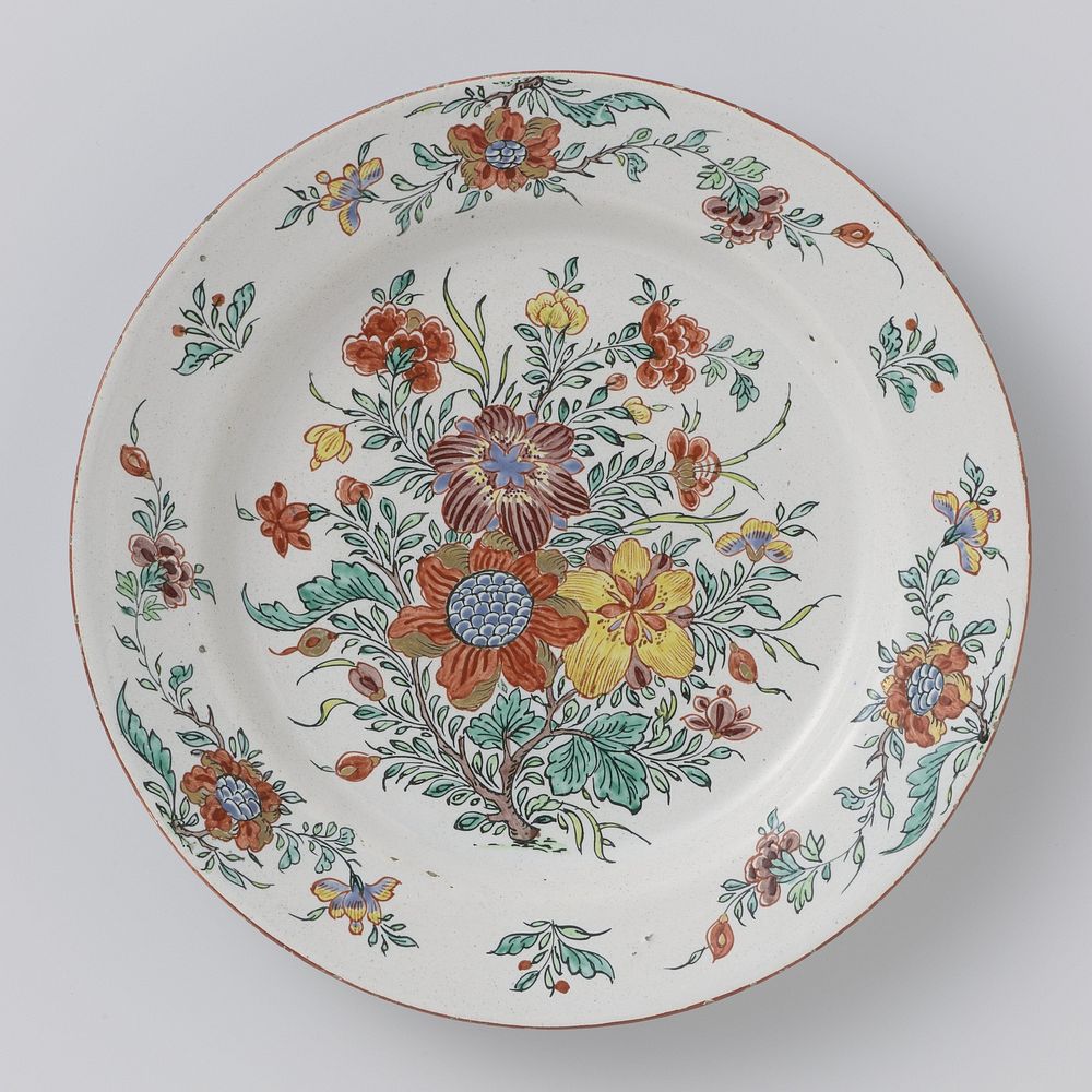 Bord van veelkleurig beschilderde faïence met bloemen (c. 1750 - c. 1770) by anonymous