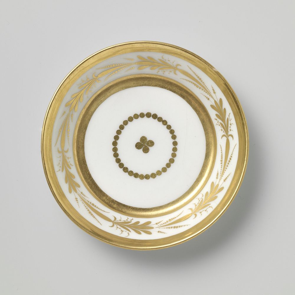Saucer with a roundel and foliate scrolls (c. 1800) by anonymous