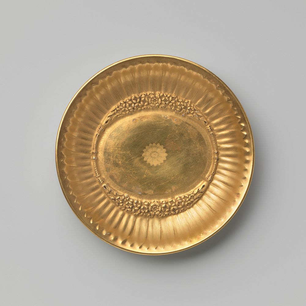 Saucer with petals, a roundel and garlands (c. 1800) by Limoges
