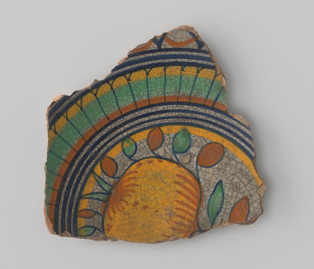 Fragment van een schotel van aardewerk, versierd met granaatappel (c. 1600) by anonymous